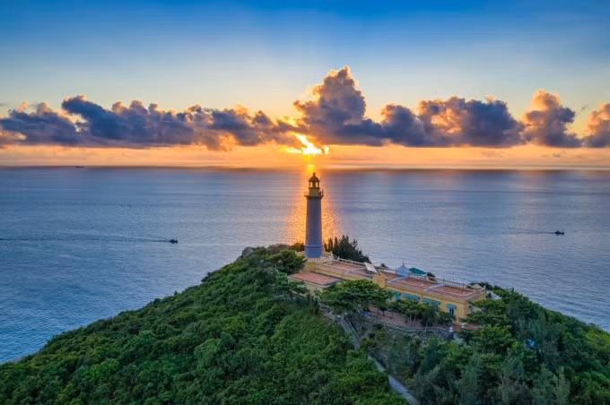 Mũi Điện, còn gọi là mũi Đại Lãnh, nằm ở phần cực Đông của tỉnh Phú Yên (cũ), là mũi đất nhô ra biển từ một nhánh của dãy Trường Sơn. Ảnh Internet