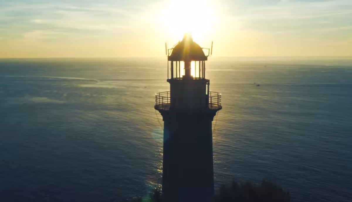 Năm 2008, khu vực Mũi Điện – Đại Lãnh được công nhận là Di tích Danh thắng cấp Quốc gia. Không chỉ mang giá trị cảnh quan, nơi đây còn chứa đựng những lớp trầm tích lịch sử và ý nghĩa hàng hải quan trọng. Ảnh Hoài Luân