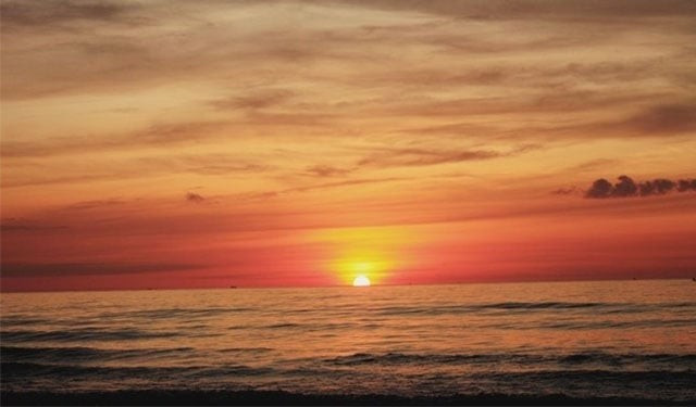 Để đón bình minh tại Mũi Điện, nhiều du khách lựa chọn xuất phát từ rất sớm, men theo con đường nhỏ dẫn lên hải đăng khi trời còn mờ tối. Đổi lại là khoảnh khắc mặt trời từ từ ló rạng sau đại dương, ánh sáng lan dần trên mặt biển, bờ đá và những triền núi xung quanh. Ảnh VnTrip