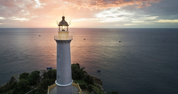 Nhờ vị trí địa lý đặc biệt này, nơi đây từ lâu được xem là điểm đón bình minh sớm nhất trên đất liền Việt Nam – một danh xưng đã trở thành “thương hiệu” trên bản đồ du lịch. Ảnh dulichvietnam