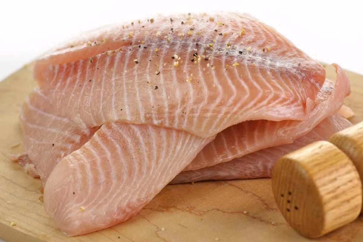 Trong các loại thịt, cá, đặc biệt là cá biển giàu omega-3, được xem là thực phẩm hiệu quả trong việc hỗ trợ giảm mỡ máu. Ảnh minh họa