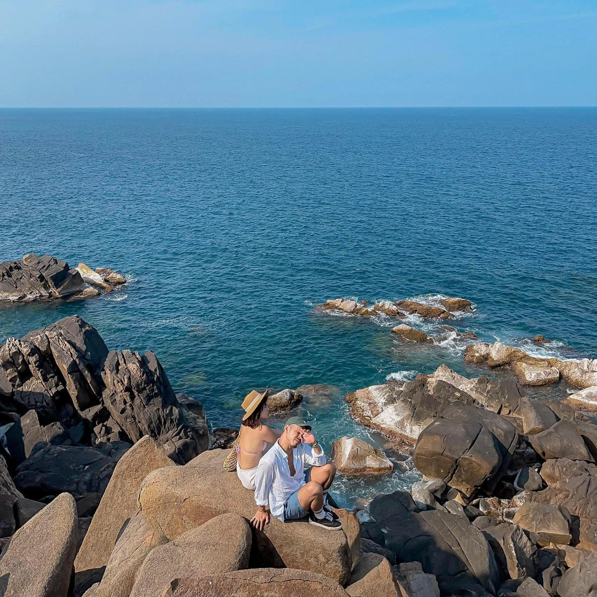 Những ai yêu thiên nhiên và hoạt động ngoài trời có thể ghé thăm Hòn Khô hoặc Cù Lao Xanh – hai hòn đảo còn giữ được vẻ nguyên sơ, thích hợp cho các hoạt động như lặn ngắm san hô, chèo sup hay trải nghiệm nghề chài lưới cùng ngư dân địa phương. Ảnh Hoàng Tuấn Anh