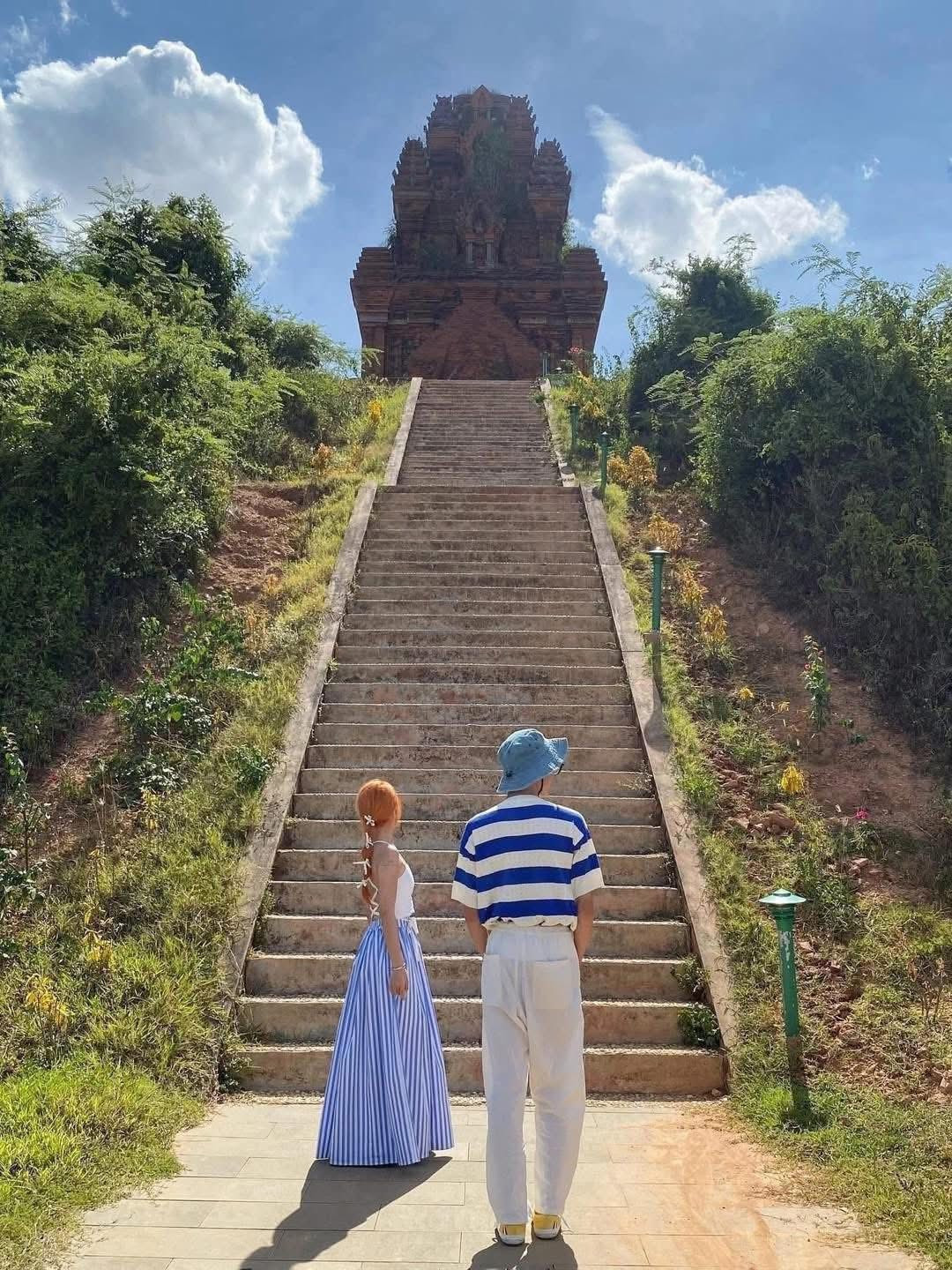 Về lưu trú, Quy Nhơn có đầy đủ các loại hình từ nhà nghỉ bình dân, homestay gần biển cho đến các resort cao cấp nằm ven vịnh. Khu vực đường Xuân Diệu, An Dương Vương hoặc gần biển Quy Hòa được nhiều du khách lựa chọn do gần trung tâm, thuận tiện di chuyển và có nhiều dịch vụ ăn uống kèm theo. Ảnh Mai Phương Thảo