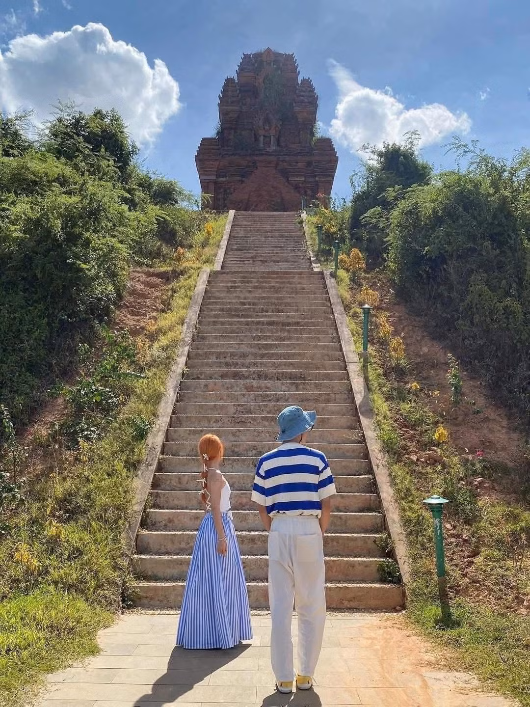 Về lưu trú, Quy Nhơn có đầy đủ các loại hình từ nhà nghỉ bình dân, homestay gần biển cho đến các resort cao cấp nằm ven vịnh. Khu vực đường Xuân Diệu, An Dương Vương hoặc gần biển Quy Hòa được nhiều du khách lựa chọn do gần trung tâm, thuận tiện di chuyển và có nhiều dịch vụ ăn uống kèm theo. Ảnh Mai Phương Thảo