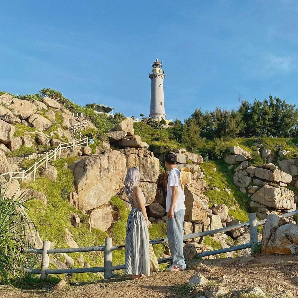 Một số lưu ý nhỏ nhưng hữu ích dành cho du khách tự túc là nên chuẩn bị kỹ kem chống nắng, mũ nón, giày dép phù hợp khi tham quan các điểm ngoài trời; đặt trước vé cano hoặc tour đảo nếu đi vào mùa cao điểm; và quan trọng nhất là giữ gìn vệ sinh, tôn trọng văn hóa địa phương trong suốt hành trình. Ảnh Du Lich Quy Nhơn