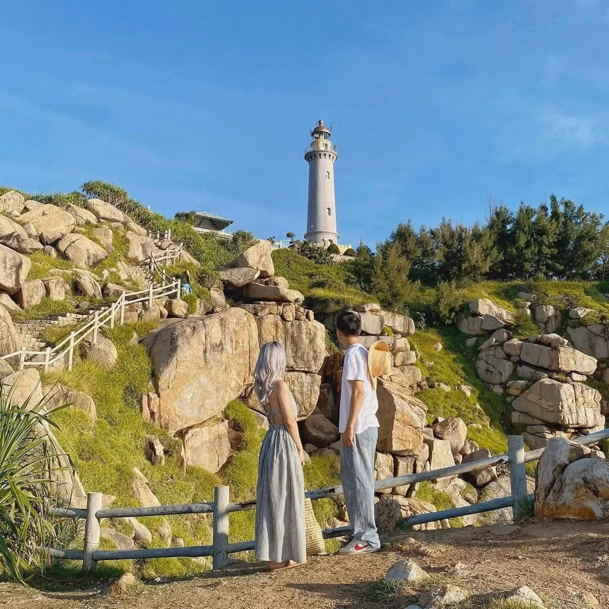 Một số lưu ý nhỏ nhưng hữu ích dành cho du khách tự túc là nên chuẩn bị kỹ kem chống nắng, mũ nón, giày dép phù hợp khi tham quan các điểm ngoài trời; đặt trước vé cano hoặc tour đảo nếu đi vào mùa cao điểm; và quan trọng nhất là giữ gìn vệ sinh, tôn trọng văn hóa địa phương trong suốt hành trình. Ảnh Du Lich Quy Nhơn