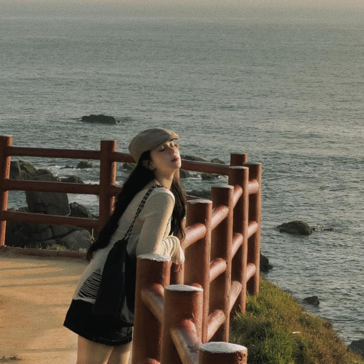 Du khách có thể đi cano ra Kỳ Co để tiết kiệm thời gian, hoặc chọn đường bộ nếu yêu thích trải nghiệm trekking nhẹ nhàng. Ngoài ra, các cụm tháp Chăm như Tháp Đôi và Tháp Bánh Ít là những công trình kiến trúc cổ độc đáo, phản ánh rõ nét dấu ấn văn hóa của cư dân Champa xưa. Ảnh Ỉn Cheng