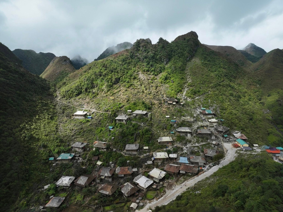 Khác với nhiều điểm du lịch đã phát triển ở Cao Bằng, bản Cà Lò vẫn giữ nguyên vẻ hoang sơ nguyên bản. Đường vào bản chủ yếu là đường đất, gồ ghề, quanh co, đòi hỏi du khách phải có sức khỏe và phương tiện phù hợp, đồng thời chuẩn bị tâm lý cho những đoạn đường khó đi. Ảnh Fanpage Cao Bằng Hóng