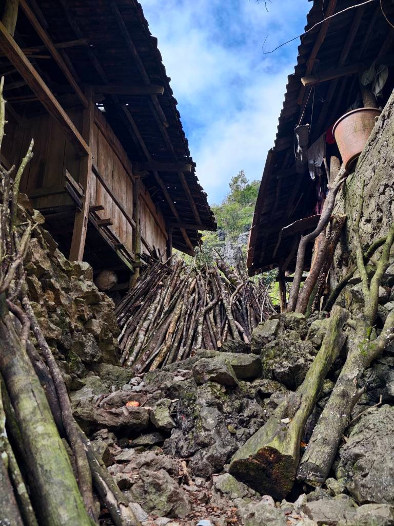 Dẫu vậy, chính sự giản dị và hoang sơ ấy lại tạo nên sức hút riêng cho Cà Lò. Những dãy núi đá vôi dựng đứng, thung lũng trống trải và không gian yên ả khiến du khách cảm nhận rõ sự bình yên và tĩnh lặng. Với những ai yêu thích nhiếp ảnh, trekking hay khám phá văn hóa bản địa, Cà Lò là điểm dừng chân lý tưởng để ghi lại khoảnh khắc núi rừng Cao Bằng nguyên sơ. Ảnh Fanpage Cao Bằng Hóng