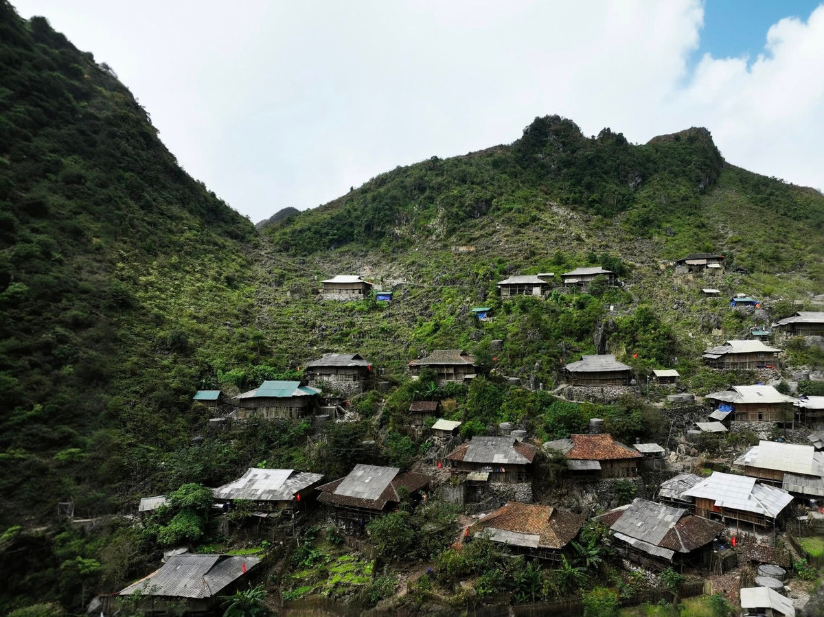 Với khoảng 34 hộ dân sinh sống chủ yếu là người Dao, bản Cà Lò mang đến cảm giác bình yên, tách biệt hoàn toàn khỏi nhịp sống ồn ào nơi phố thị, mở ra một hành trình khám phá miền núi biên giới đầy thú vị cho những du khách yêu thiên nhiên và văn hóa bản địa. Ảnh Fanpage Cao Bằng Hóng