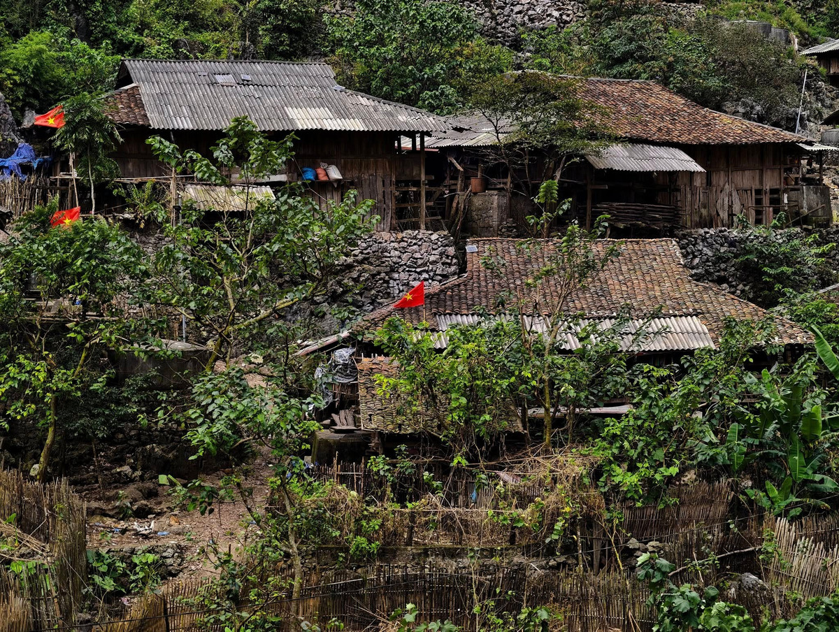 Thời điểm lý tưởng để khám phá bản Cà Lò là mùa xuân và mùa thu, khi thời tiết dễ chịu và cảnh quan thiên nhiên nổi bật. Du khách có thể đi từ trung tâm TP. Cao Bằng theo Quốc lộ 34, tiếp tục theo đường liên xã đến Khánh Xuân, sau đó đi đường mòn vào bản. Do địa hình hiểm trở, nên chuẩn bị xe máy hoặc phương tiện địa hình phù hợp. Vì bản chưa có dịch vụ lưu trú chính thức, du khách có thể chọn lưu trú tại trung tâm xã hoặc chuẩn bị lều, đồ dùng cắm trại. Khi đi tham quan, hãy mang theo nước uống, đồ ăn nhẹ, giày dép và trang phục phù hợp với khí hậu vùng cao. Ảnh Fanpage Cao Bằng Hóng