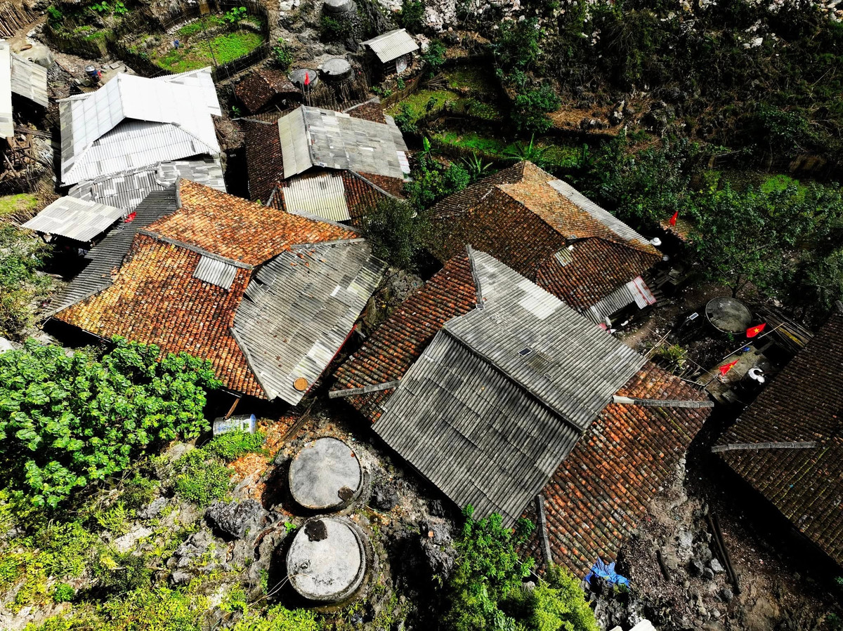 Các tiện ích cơ bản như điện lưới quốc gia, nước sạch hay sóng điện thoại vẫn còn hạn chế hoặc chưa có, nên trải nghiệm ở đây là sự hòa mình thực sự vào nhịp sống miền núi. Người dân bản Cà Lò chủ yếu trồng ngô, sắn, nuôi gia súc nhỏ và sinh hoạt theo lối tự cung tự cấp. Ảnh Fanpage Cao Bằng Hóng