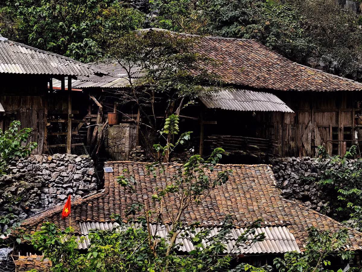 Các chi tiết trang trí trên cửa, trụ cột mang hoa văn truyền thống, kể câu chuyện văn hóa và tín ngưỡng lâu đời của đồng bào Dao, khiến bất cứ ai đặt chân đến cũng cảm nhận được vẻ đẹp giản dị nhưng đậm chất bản sắc. Ảnh Fanpage Cao Bằng Hóng