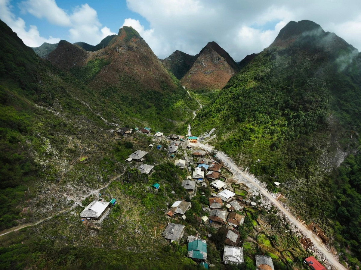 Bản Cà Lò, nằm cheo leo trên sườn núi xã Khánh Xuân, tỉnh Cao Bằng, là một trong những bản biên giới còn giữ nguyên vẻ hoang sơ và cuộc sống mộc mạc của đồng bào Dao. Ảnh Fanpage Cao Bằng Hóng