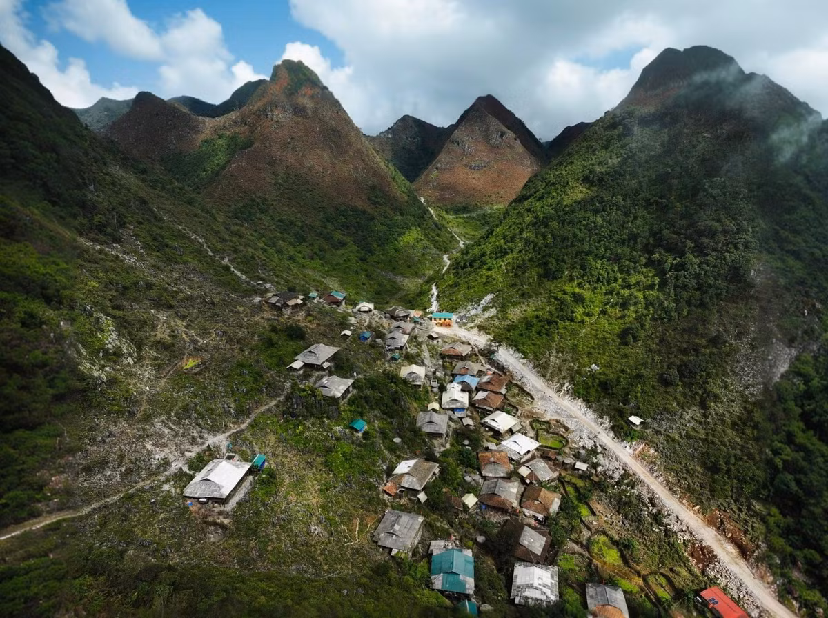 Bản Cà Lò, nằm cheo leo trên sườn núi xã Khánh Xuân, tỉnh Cao Bằng, là một trong những bản biên giới còn giữ nguyên vẻ hoang sơ và cuộc sống mộc mạc của đồng bào Dao. Ảnh Fanpage Cao Bằng Hóng