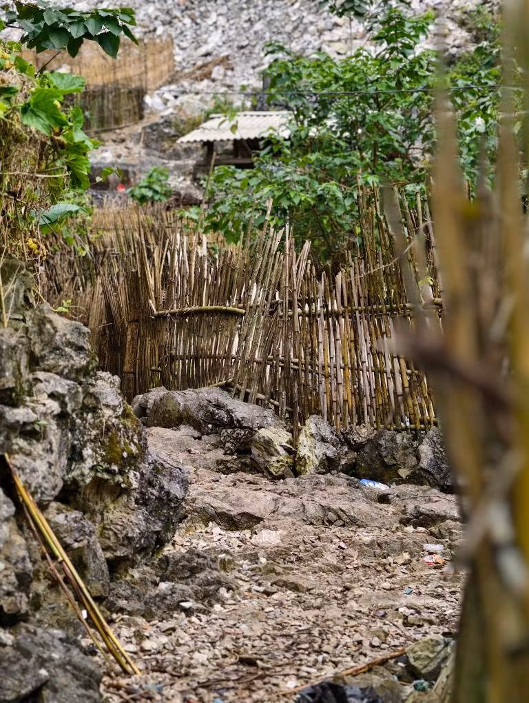 Bình minh hay hoàng hôn trên bản mang đến những trải nghiệm khó quên, khi ánh sáng xuyên qua những rặng núi đá, phản chiếu trên mái nhà gỗ tạo nên khung cảnh thơ mộng, như bước ra từ một bức tranh miền cao. Ảnh Fanpage Cao Bằng Hóng