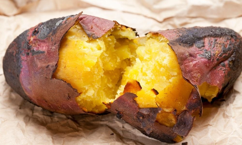 Khi chín, khoai lang tỏa mùi thơm tự nhiên, lớp vỏ ngoài mỏng và hơi giòn, trong khi phần ruột bên trong mềm, dẻo và ngọt. Đặc biệt, với khoai lang mật, lớp siro chảy nhẹ càng làm món ăn thêm hấp dẫn. Đây là món vừa đủ no, không gây ngán, thích hợp cho những buổi sáng vội vã hoặc những chiều lạnh cần một chút ấm áp. Ảnh minh họa