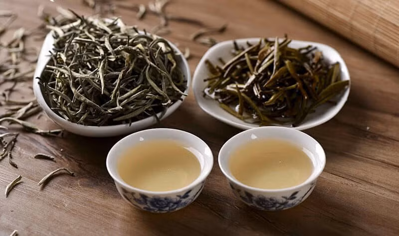 Thật thiếu sót nếu rời Yên Bái mà chưa thưởng thức chè Shan tuyết Suối Giàng – tinh túy của vùng cao. Những búp chè cổ thụ phủ tuyết trắng được hái thủ công, sao bằng tay, cho ra thứ nước xanh trong, vị ngọt hậu thanh mát và hương thơm đậm đà hiếm có. Ảnh Vitas