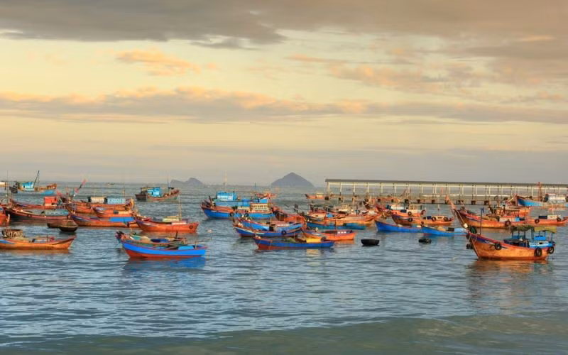 Để có chuyến đi trọn vẹn, du khách nên lưu ý giữ gìn vệ sinh, tôn trọng phong tục tập quán địa phương và tránh gây ồn ào làm ảnh hưởng đến cuộc sống bình dị của cư dân. Đồng thời, nên tham khảo kỹ thời tiết và lịch trình di chuyển, nhất là trong mùa mưa bão để đảm bảo an toàn. Ảnh DatViet