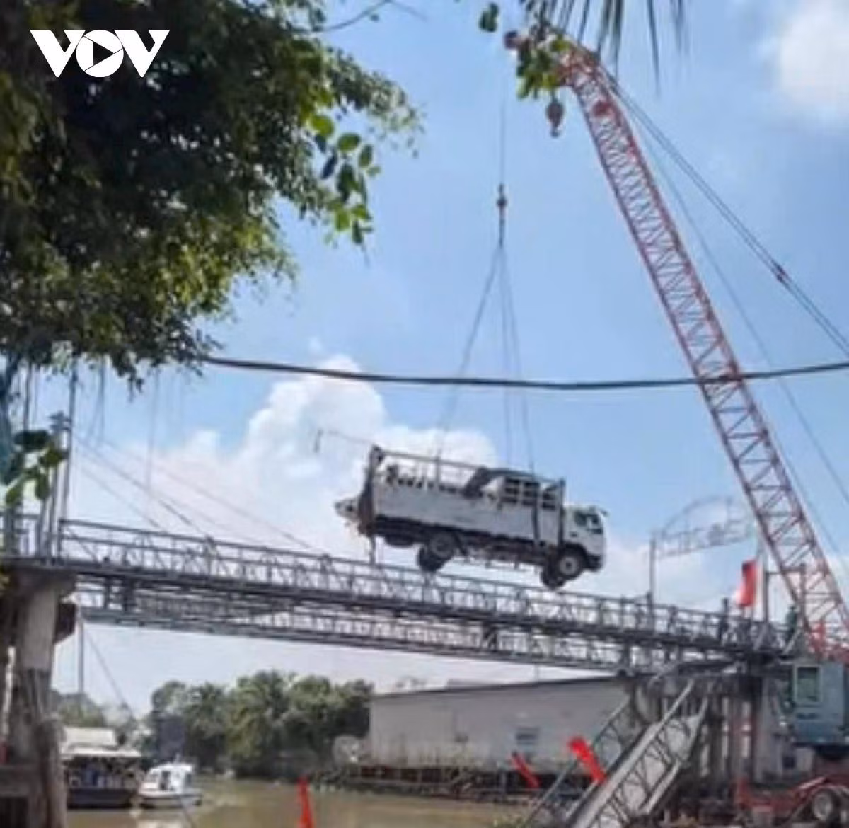 Công tác trục vớt xe và nhịp cầu sập đã hoàn thành.