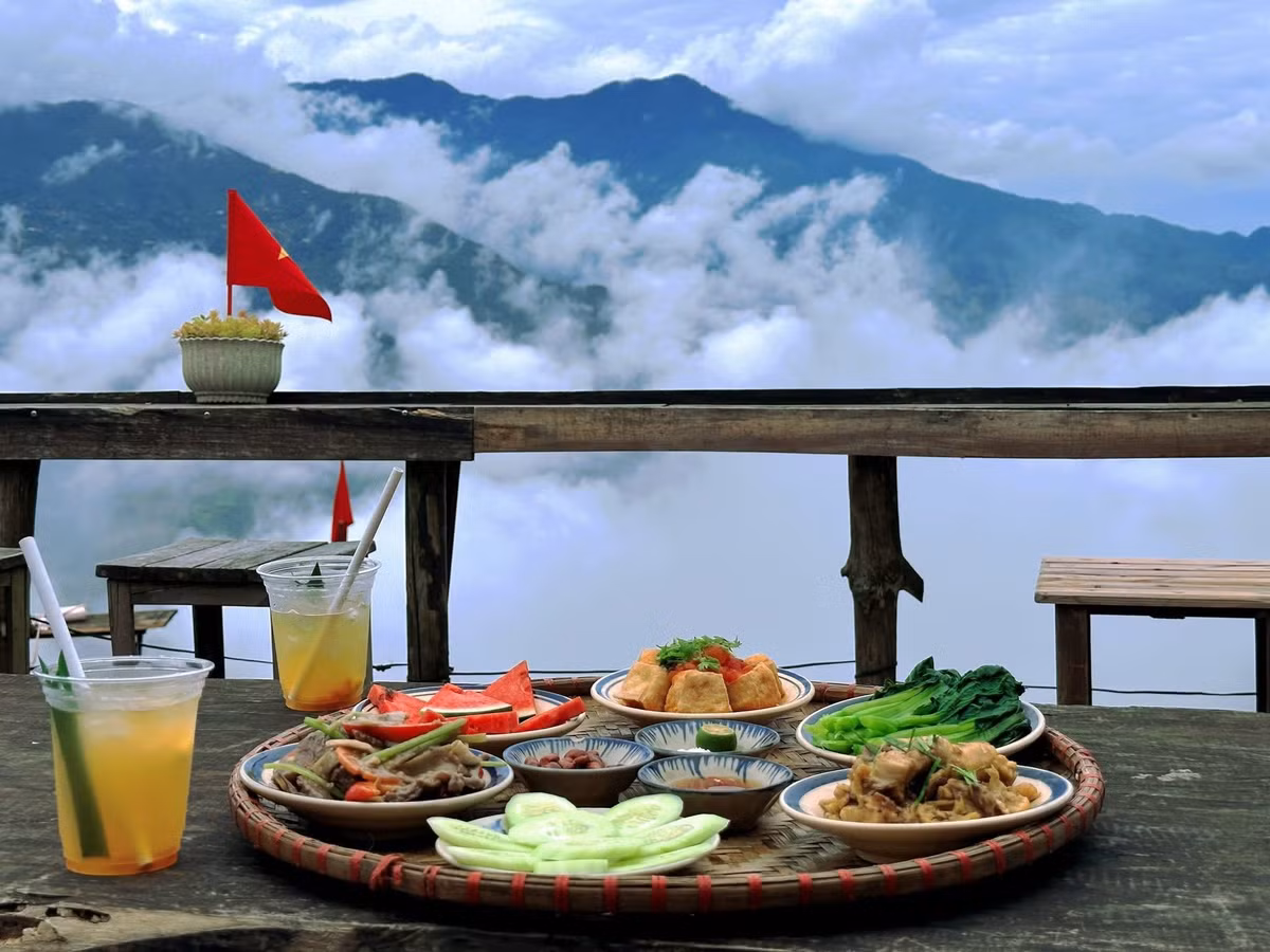 Theo kinh nghiệm của nhiều du khách, thời điểm lý tưởng nhất để săn mây là từ tháng 11 đến tháng 2, khi không khí lạnh, khô và trời trong. Hãy dậy sớm, khoảng 5h30–6h sáng để đón khoảnh khắc mây tràn qua thung lũng. Nếu muốn có bức ảnh ấn tượng, nên chọn trang phục sáng màu như trắng, đỏ hoặc vàng để nổi bật giữa nền mây trắng xóa. Ảnh Thào Coffee Tà Xùa