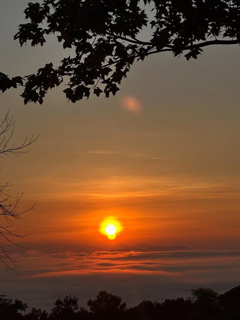 Ngoài ra, các phiến đá kỳ lạ rải rác khắp nơi cũng trở thành điểm “check-in” lý tưởng, đồng thời là nơi thư giãn ngắm hoàng hôn lãng mạn. Ảnh _htt206