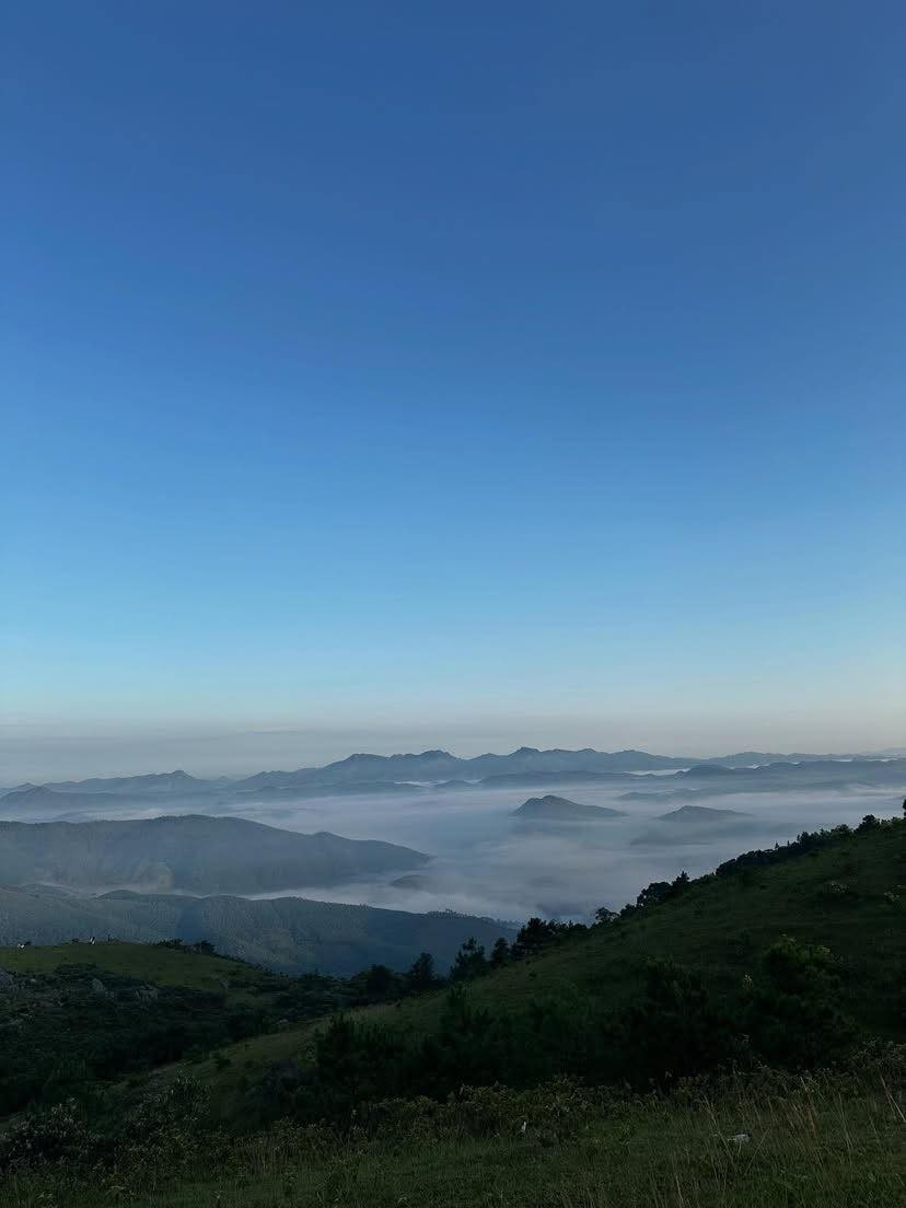 Độ cao gần 1.000 m so với mực nước biển giúp khí hậu quanh năm mát mẻ, thích hợp cho các chuyến dã ngoại cuối tuần hoặc kỳ nghỉ ngắn ngày. Xung quanh cao nguyên, dân cư thưa thớt, chưa có nhiều dịch vụ du lịch, nhờ đó vẫn giữ nguyên vẻ đẹp hoang sơ, bình dị. Ảnh _htt206