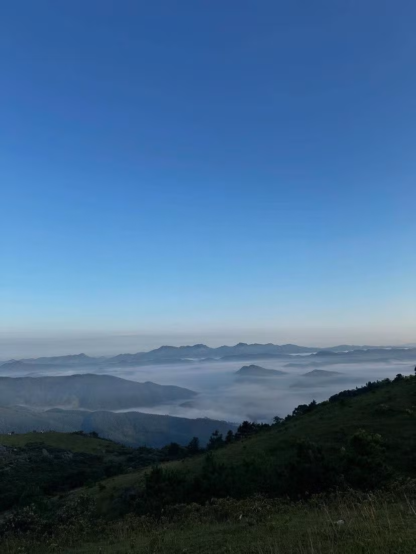 Độ cao gần 1.000 m so với mực nước biển giúp khí hậu quanh năm mát mẻ, thích hợp cho các chuyến dã ngoại cuối tuần hoặc kỳ nghỉ ngắn ngày. Xung quanh cao nguyên, dân cư thưa thớt, chưa có nhiều dịch vụ du lịch, nhờ đó vẫn giữ nguyên vẻ đẹp hoang sơ, bình dị. Ảnh _htt206