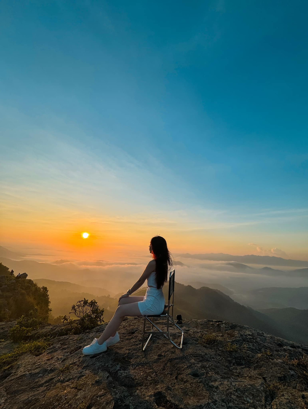 Do cao nguyên chưa có dịch vụ lưu trú, du khách cần chuẩn bị lều, túi ngủ, thực phẩm và vật dụng cá nhân đầy đủ. Đồng thời, việc giữ vệ sinh, không xả rác và thu dọn dụng cụ trước khi rời đi là điều cần thiết để bảo tồn vẻ đẹp nguyên sơ. Ảnh Lim Sky