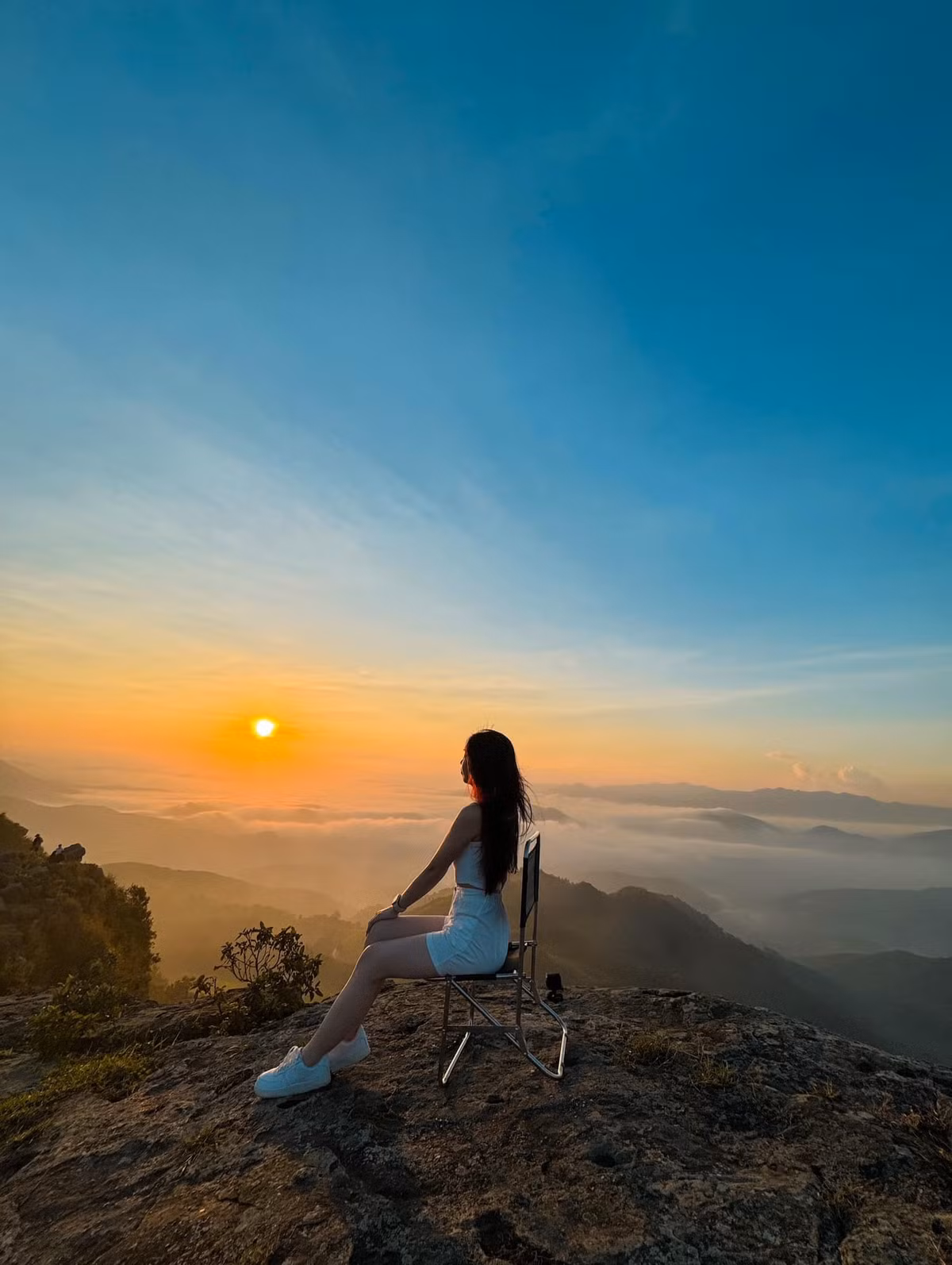 Do cao nguyên chưa có dịch vụ lưu trú, du khách cần chuẩn bị lều, túi ngủ, thực phẩm và vật dụng cá nhân đầy đủ. Đồng thời, việc giữ vệ sinh, không xả rác và thu dọn dụng cụ trước khi rời đi là điều cần thiết để bảo tồn vẻ đẹp nguyên sơ. Ảnh Lim Sky