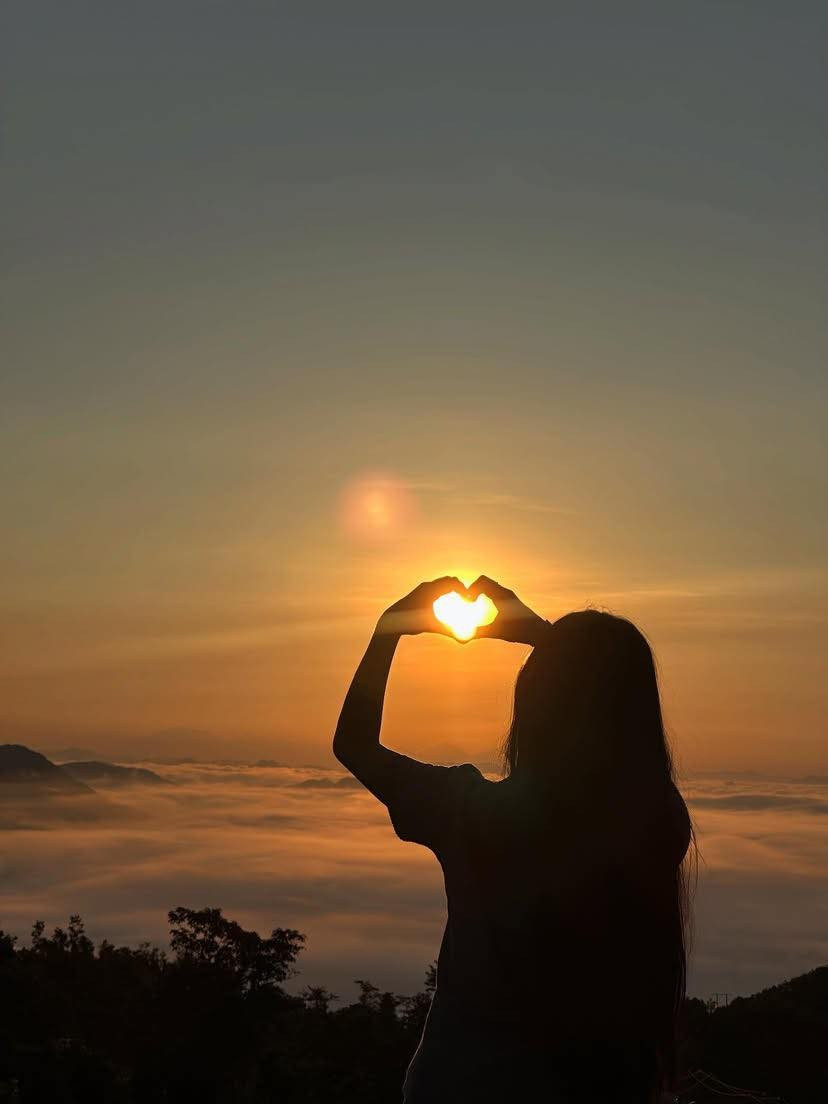 Buổi sáng, du khách có thể săn mây phủ trắng các đỉnh núi hoặc đón bình minh từ cao nguyên. Ảnh _htt206