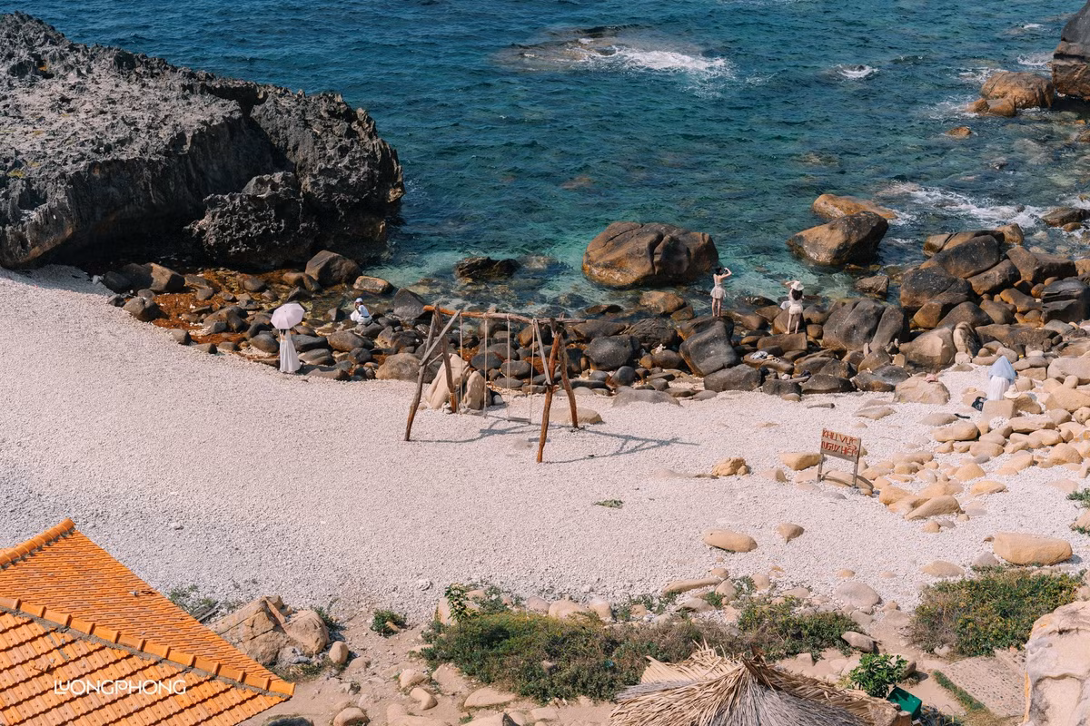 Điểm đặc biệt nhất tại Hang Rái chính là hiện tượng “thác nước trên biển”. Khi sóng biển tràn qua các tầng đá san hô, dòng nước đổ xuống như một thác nhỏ chảy giữa đại dương, tạo nên cảnh tượng vô cùng ngoạn mục. Ảnh Lương Phong