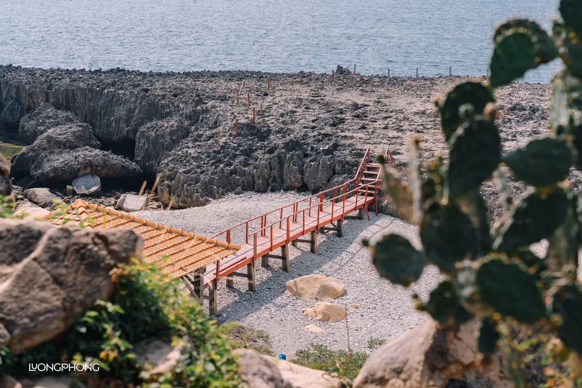 Nằm trong khu vực Vườn quốc gia Núi Chúa, thuộc huyện Ninh Hải, tỉnh Ninh Thuận, Hang Rái là một trong những điểm đến nổi bật nhất của miền Duyên hải Nam Trung Bộ. Không chỉ gây ấn tượng bởi vẻ đẹp hoang sơ và địa hình độc đáo, nơi đây còn là “thiên đường sống ảo” được nhiều du khách trẻ săn đón. Ảnh Lương Phong