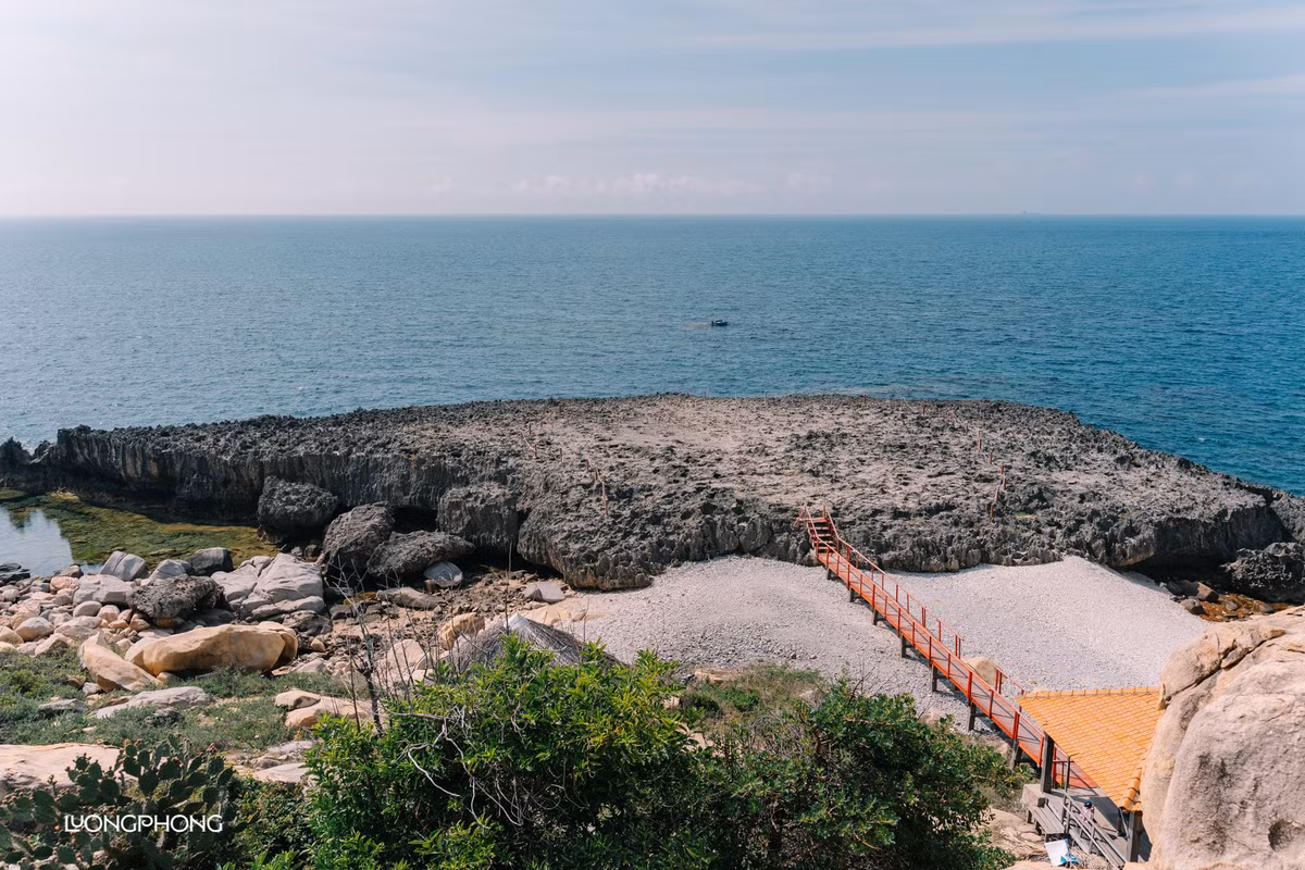 Khi đến tham quan Hang Rái, du khách nên lưu ý một số điều để chuyến đi an toàn và trọn vẹn hơn. Khu vực này có thu phí vào cổng khoảng 20.000–30.000 đồng/người. Vì địa hình nhiều đá trơn, nhất là sát mép biển, du khách cần hạn chế trèo lên các mỏm đá khi sóng lớn để tránh trơn trượt, nguy hiểm. Đồng thời, hãy giữ gìn cảnh quan bằng cách không xả rác, không tác động vào các cấu trúc đá hay san hô tự nhiên. Đừng quên mang theo máy ảnh hoặc điện thoại đầy pin để bắt trọn những khoảnh khắc đẹp như tranh vẽ giữa thiên nhiên hoang sơ của Hang Rái. Ảnh Lương Phong