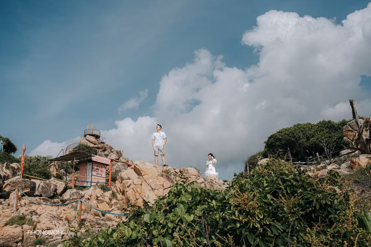 Không chỉ là một điểm đến du lịch, Hang Rái còn là lời nhắc nhở nhẹ nhàng về vẻ đẹp hoang dã mà thiên nhiên ban tặng. Với sự kết hợp hài hòa giữa đá, nước, gió và ánh sáng, nơi đây chắc chắn sẽ khiến bất cứ ai ghé thăm đều lưu luyến không rời – một lần đến, là cả album ký ức. Ảnh Lương Phong