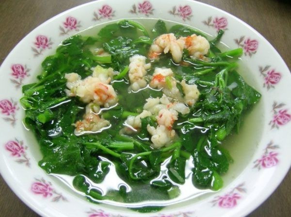 Ngoài kali, mồng tơi còn giàu magiê, khoáng chất giúp giãn cơ trơn mạch máu và cải thiện lưu thông. Chất nhầy tự nhiên trong mồng tơi cũng có tác dụng giảm hấp thu cholesterol “xấu”, góp phần bảo vệ tim mạch tổng thể.. Ảnh minh hoạ