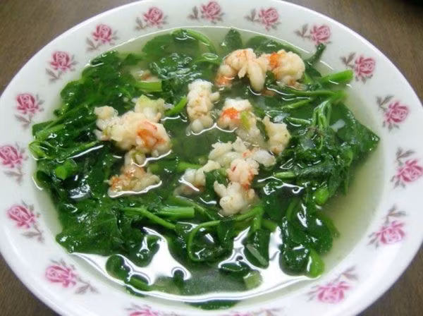 Ngoài kali, mồng tơi còn giàu magiê, khoáng chất giúp giãn cơ trơn mạch máu và cải thiện lưu thông. Chất nhầy tự nhiên trong mồng tơi cũng có tác dụng giảm hấp thu cholesterol “xấu”, góp phần bảo vệ tim mạch tổng thể.. Ảnh minh hoạ