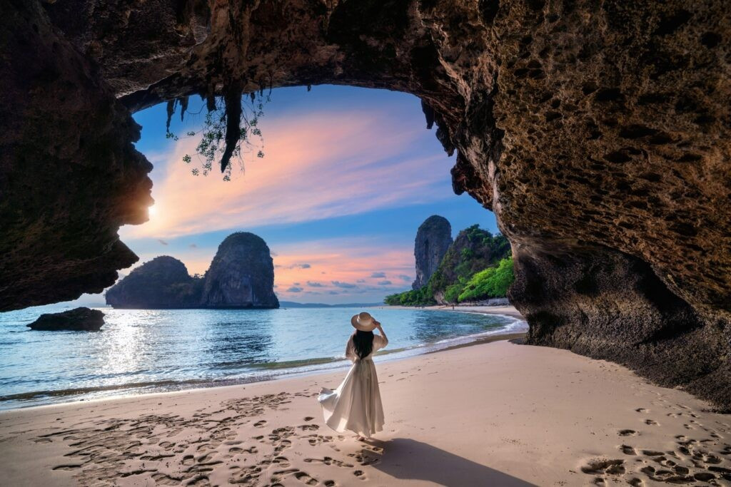 Phuket, hòn đảo nổi tiếng nhất của Thái Lan, là lựa chọn lý tưởng cho những ai yêu thích biển cả và các hoạt động thể thao dưới nước. Với bãi biển trải dài và làn nước trong xanh, Phuket luôn là điểm đến hấp dẫn cho các tín đồ du lịch tự túc. Ảnh VnTrip