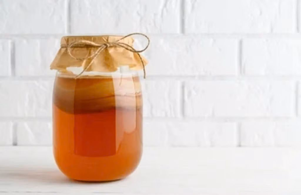 Bệnh nhân tiểu đường và người đang giảm cân cũng cần thận trọng. Kombucha được lên men từ đường, một số loại còn được thêm đường để tăng vị, khiến hàm lượng calo và carbohydrate cao hơn tưởng tượng. Nếu không kiểm soát, việc uống thường xuyên có thể khiến đường huyết tăng hoặc gây dư thừa năng lượng. Ảnh minh họa