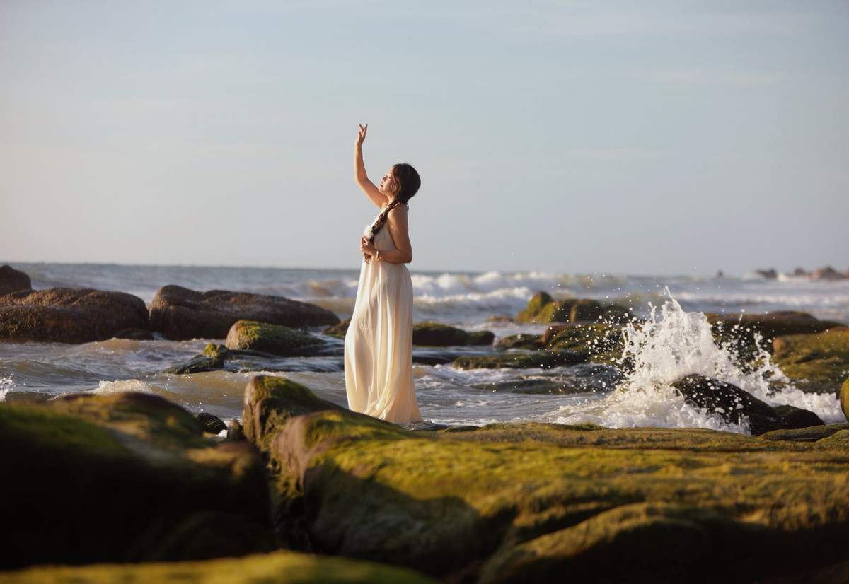 Nằm nép mình bên dải duyên hải Nam Trung Bộ, biển Cổ Thạch từ lâu đã được biết đến với vẻ đẹp hoang sơ, bình lặng. Nhưng phải đến mùa rêu, nơi đây mới thực sự trở thành điểm hẹn của những người yêu thiên nhiên. Khi thủy triều thay đổi và thời tiết thuận lợi, lớp rêu xanh bắt đầu phủ kín các ghềnh đá ven biển, tạo nên khung cảnh vừa lạ lẫm vừa cuốn hút.