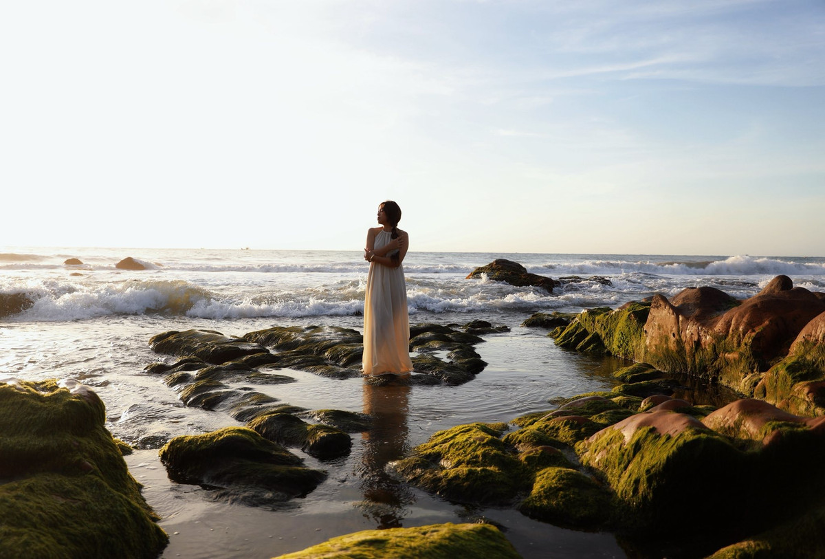 Theo người dân địa phương, để chiêm ngưỡng rêu đẹp nhất, du khách nên đến từ sáng sớm, khoảng 5–6 giờ. Khi đó, mặt trời vừa ló dạng, ánh sáng dịu nhẹ giúp lớp rêu hiện lên rõ nét nhất. Nếu đến muộn, rêu khô lại, mất đi độ mượt và sắc xanh đặc trưng.