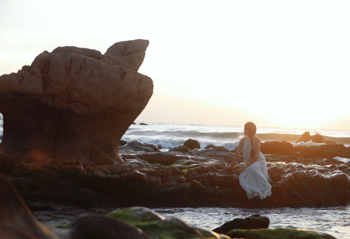 Ngoài săn rêu, hành trình đến Cổ Thạch còn mang đến nhiều trải nghiệm thú vị. Bãi đá sỏi nhiều màu sắc hình thành từ quá trình bào mòn của sóng và hải lưu là điểm nhấn độc đáo, hiếm nơi nào có được. Những viên đá tròn nhẵn, đủ kích thước nằm san sát nhau, tạo nên khung cảnh vừa kỳ lạ vừa đẹp mắt.