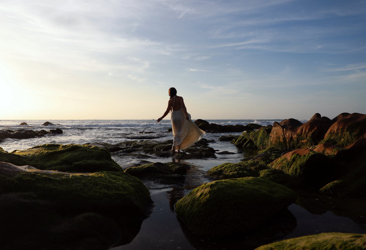 Không sôi động như những bãi biển du lịch nổi tiếng, Cổ Thạch giữ cho mình nét trầm lặng riêng. Nhưng chính sự giản dị ấy lại tạo nên sức hút khó cưỡng, đặc biệt vào mùa rêu. Khi biển khoác lên mình màu xanh dịu mát, mọi thứ như chậm lại, đủ để người ta cảm nhận rõ hơn vẻ đẹp thuần khiết của thiên nhiên.