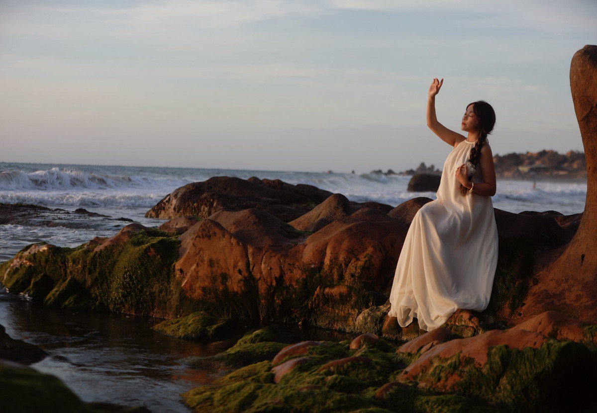 Không chỉ hấp dẫn bởi cảnh sắc, hiện tượng rêu xanh ở Cổ Thạch còn mang nét nguyên sơ hiếm có. Tất cả đều hình thành tự nhiên, không có sự can thiệp của con người. Những sợi rêu bám chắc vào đá, đung đưa theo sóng biển, tạo nên khung cảnh sống động, khiến bất cứ ai đặt chân đến cũng khó rời mắt.