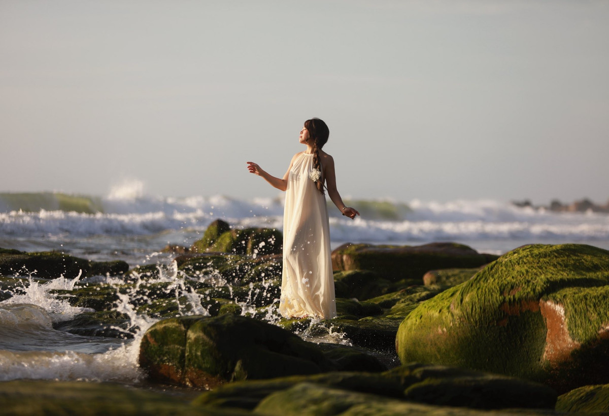 Mùa rêu thường xuất hiện vào khoảng tháng Chạp âm lịch và kéo dài chừng vài tuần, tùy theo con nước và thời tiết từng năm. Thời điểm đẹp nhất trong ngày là lúc bình minh, khi thủy triều vừa rút, để lộ những mảng rêu còn đẫm nước. Dưới ánh nắng sớm, lớp rêu ánh lên sắc xanh óng mượt, mềm mại như nhung, trải dài theo bãi đá, tạo nên một bức tranh thiên nhiên đầy sức sống.