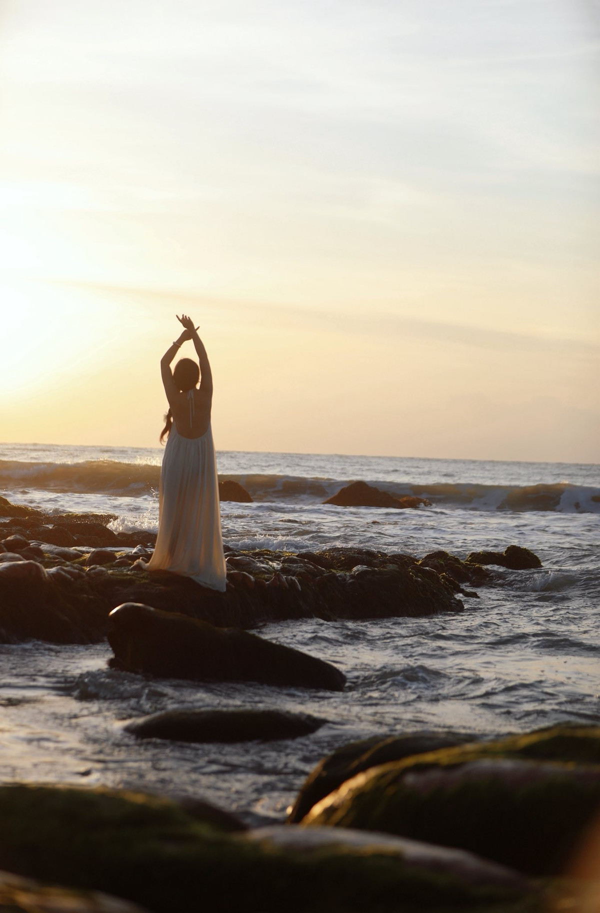Du khách cũng có thể ghé thăm làng chài ven biển, nơi nhịp sống vẫn còn chậm rãi và bình dị. Hải sản ở đây luôn tươi rói, vừa được đánh bắt trong ngày, từ mực, tôm đến các loại cá biển. Không cầu kỳ, chỉ cần chế biến đơn giản cũng đủ để giữ trọn vị ngọt của biển.