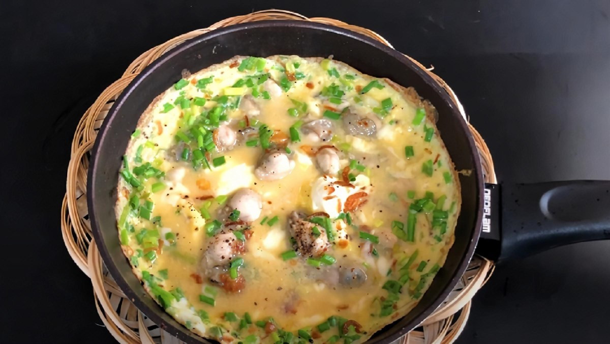 Đối với sức khỏe tim mạch, hàu là nguồn cung cấp omega-3 tự nhiên có tác dụng giảm viêm, hạ cholesterol xấu, hỗ trợ ổn định huyết áp và ngăn ngừa xơ vữa động mạch. Selen trong hàu cũng được chứng minh có vai trò quan trọng trong việc bảo vệ tim và duy trì chức năng mạch máu. Ảnh minh họa