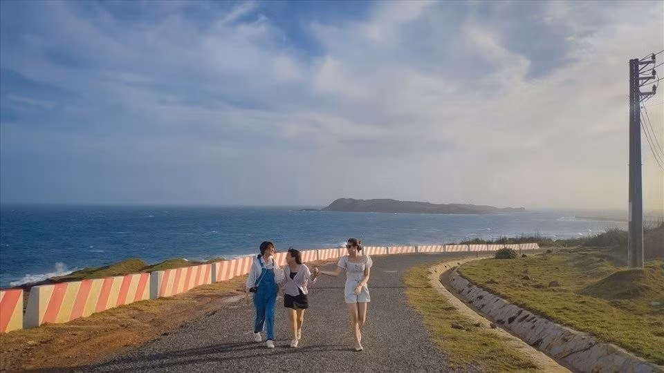 Không chỉ nổi tiếng với làn nước trong xanh, bãi cát mịn màng và vẻ đẹp hoang sơ, đảo Phú Quý (Lâm Đồng) còn sở hữu một điểm đến đang "gây sốt" trên mạng xã hội – Dốc Phượt. Tên gọi mang đậm tinh thần tự do ấy khiến bất kỳ du khách trẻ nào ghé qua cũng phải dừng chân, tạo dáng vài kiểu ảnh “chất phát ngất”. Ảnh Traveloka