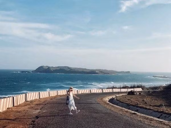 Dốc không quá dài nhưng có độ dốc khá lớn, hai bên là thảm cỏ xanh và sườn núi đá, tạo nên background cực “chill” cho những bức hình nghệ thuật. Không ít du khách chia sẻ, cảm giác được vi vu trên con dốc này bằng xe máy, gió biển thổi vù vù bên tai, là một trải nghiệm khó quên khi đến Phú Quý. Ảnh Traveloka