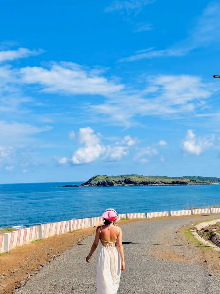 Nét đặc biệt của Dốc Phượt nằm ở sự hoang sơ, không có bất kỳ biển hiệu hay hàng quán nào chen ngang. Chính điều đó giúp giữ nguyên vẻ đẹp nguyên bản của thiên nhiên, trở thành phông nền hoàn hảo cho những bức hình đậm chất du mục, bụi bặm mà vẫn lãng mạn. Ảnh Traveloka